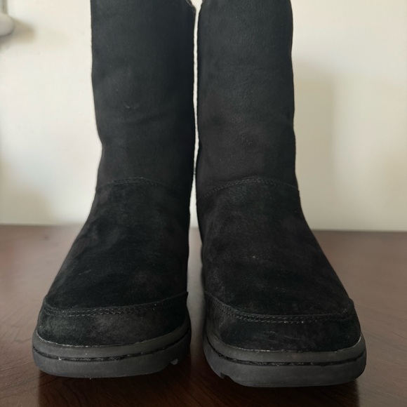 UGG Australia Women's Michaela Black Nubuck Boot Waterproof Winter Lined Size: 5 - Picture 2 of 11